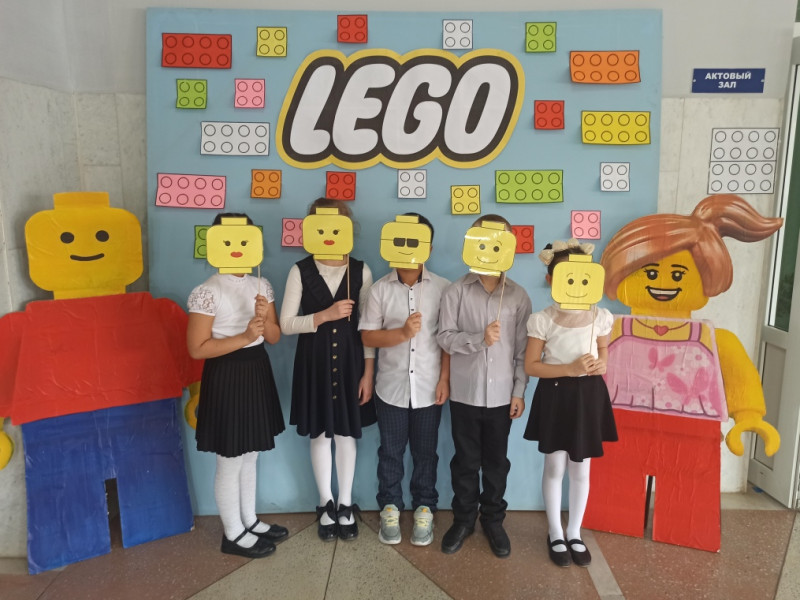 Международный день LEGO.